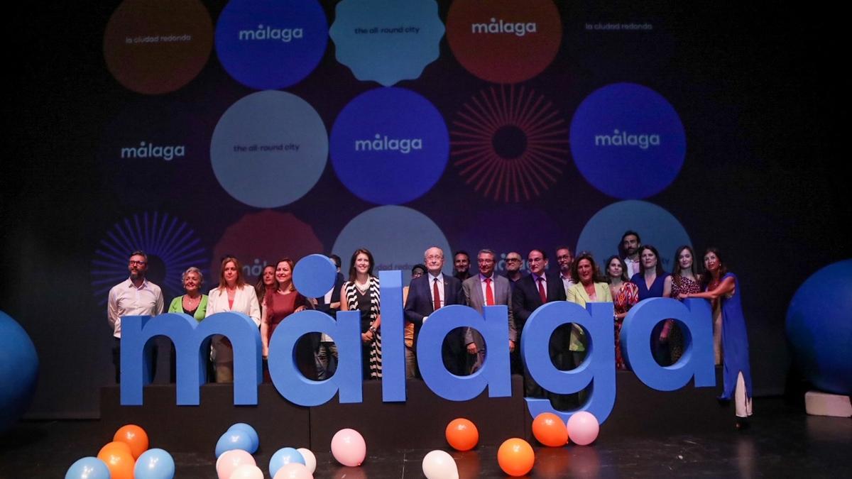 Foto de familia durante la presentación de la nueva imagen de marca de Málaga.