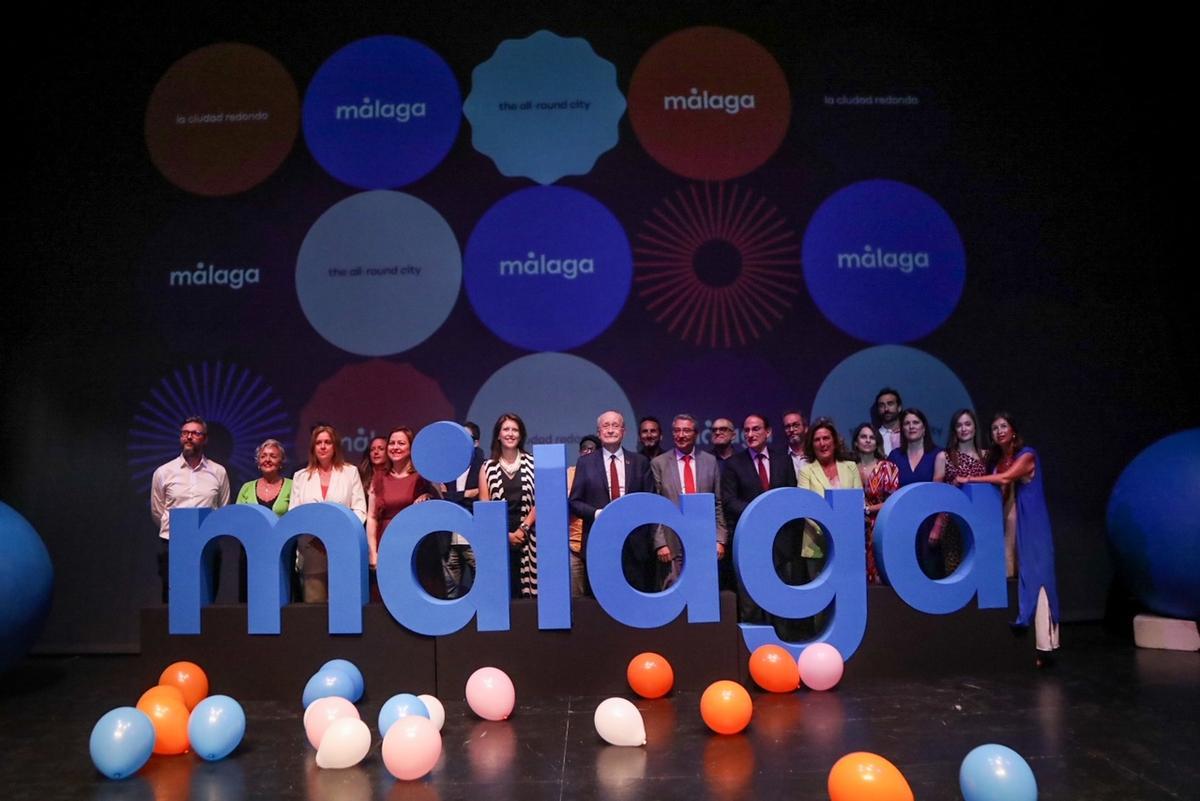 Foto de familia durante la presentación de la nueva imagen de marca de Málaga.