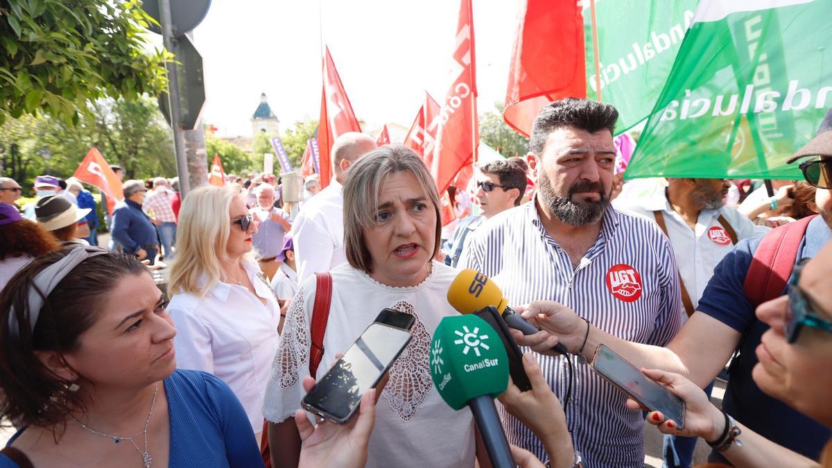 Representantes de los sindicatos CCOO y UGT, Marina Borrego y Vicente Palomares, junto a Irene Ruiz, de IU.