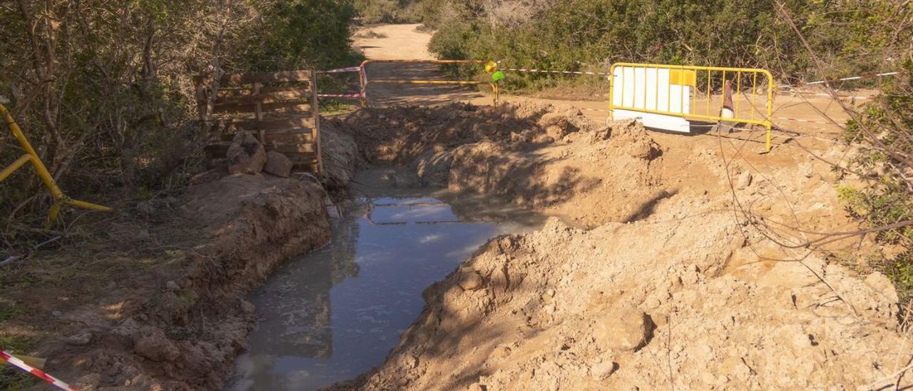 Punto del camino d’es Brolls donde se ha producido la rotura de la canalización de fecales.