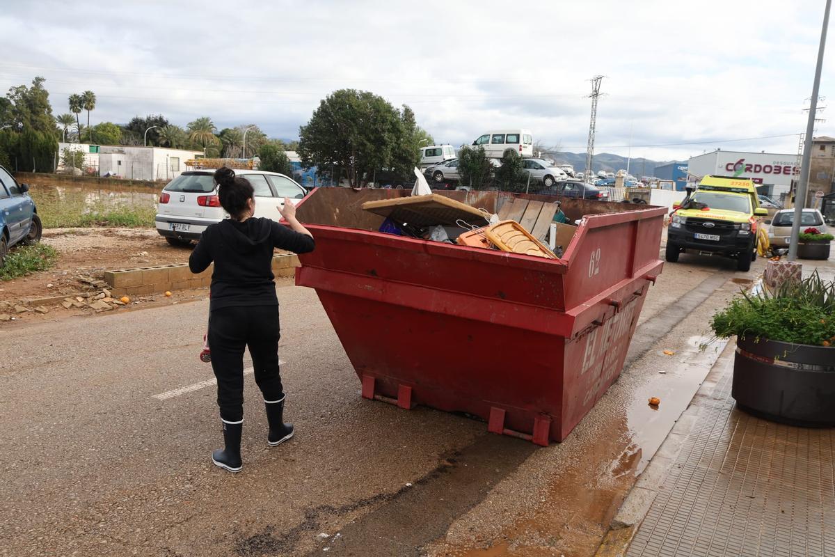 Vecinos de Cogullada limpian en barro de sus casas tras la inundación Vecinos de Cogullada limpian en barro de sus casas tras la inundación
