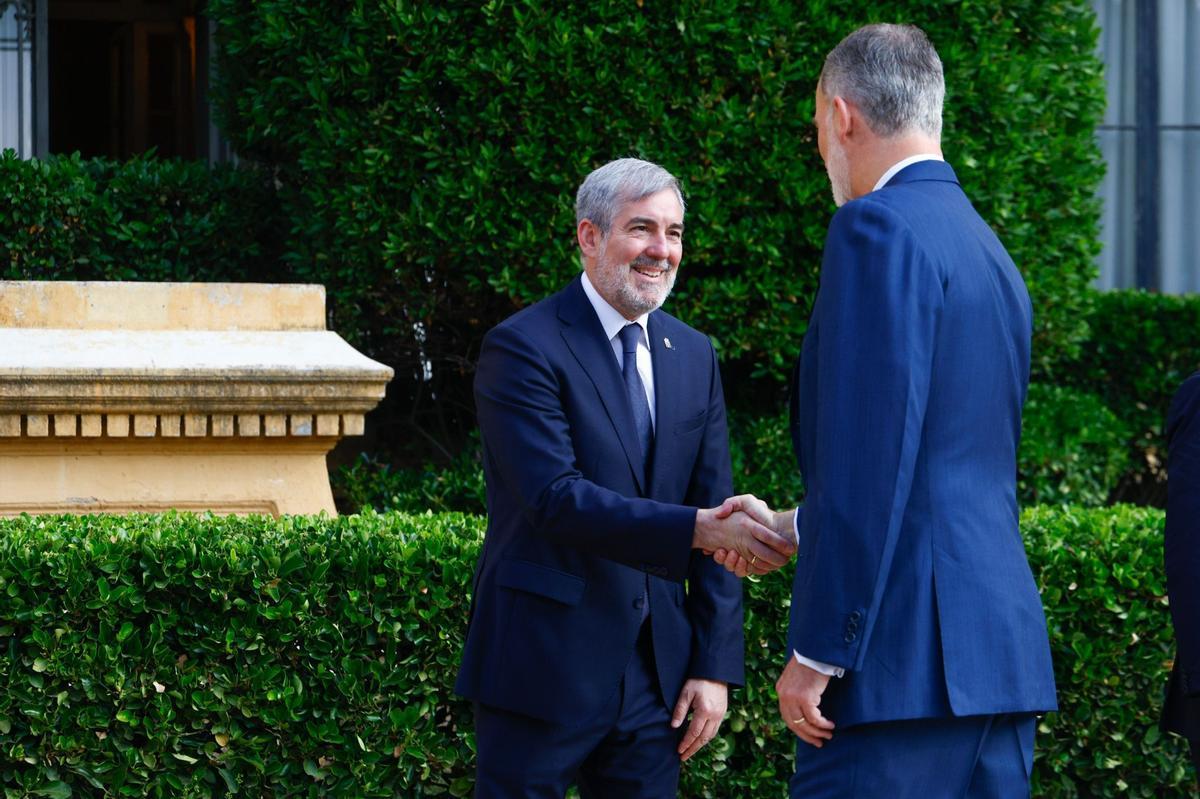 Fernando Clavijo saluda al rey Felipe VI antes de la Conferencia de Presidentes.