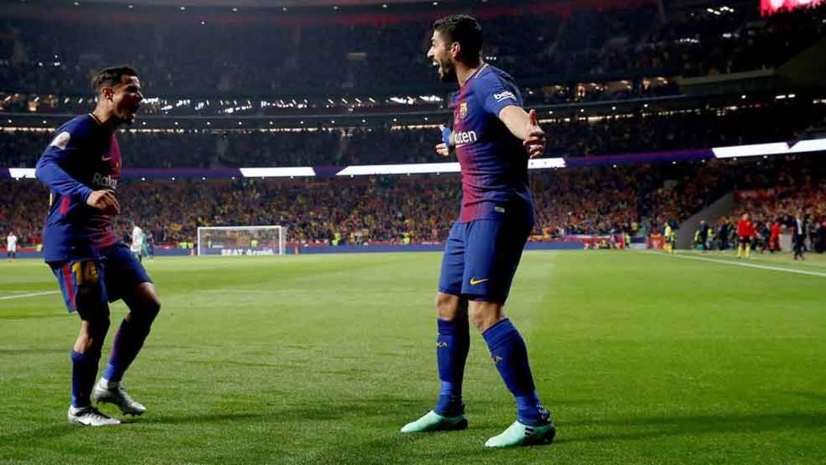 La alegría de Coutinho y Luis Suárez después del 0-1. Asistente y rematador se fundieron en un abrazo