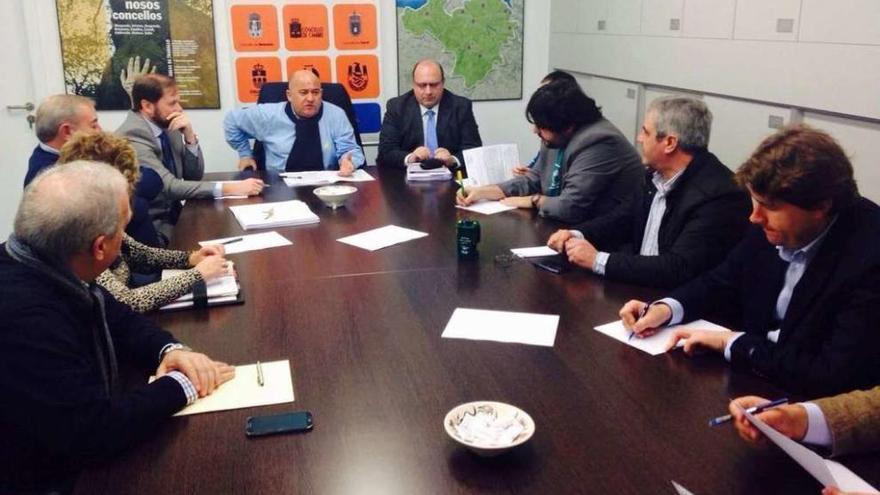 Alcaldes de la comarca, durante una reunión en la sede del Consorcio.