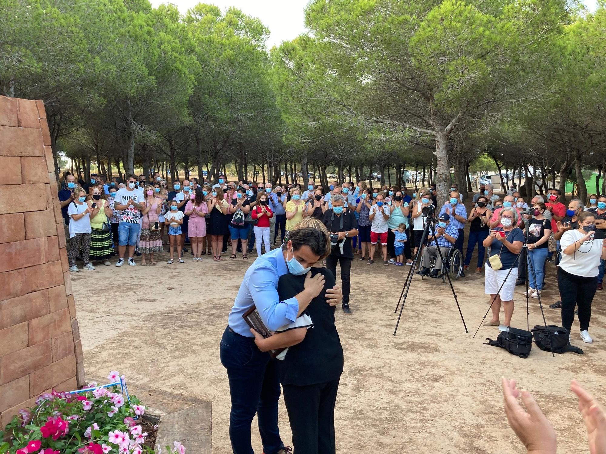 Imagen del monolito descubierto en homenaje a Eduardo Gil Rebollo por el alcalde y la mujer del exedil Josefa Espinosa