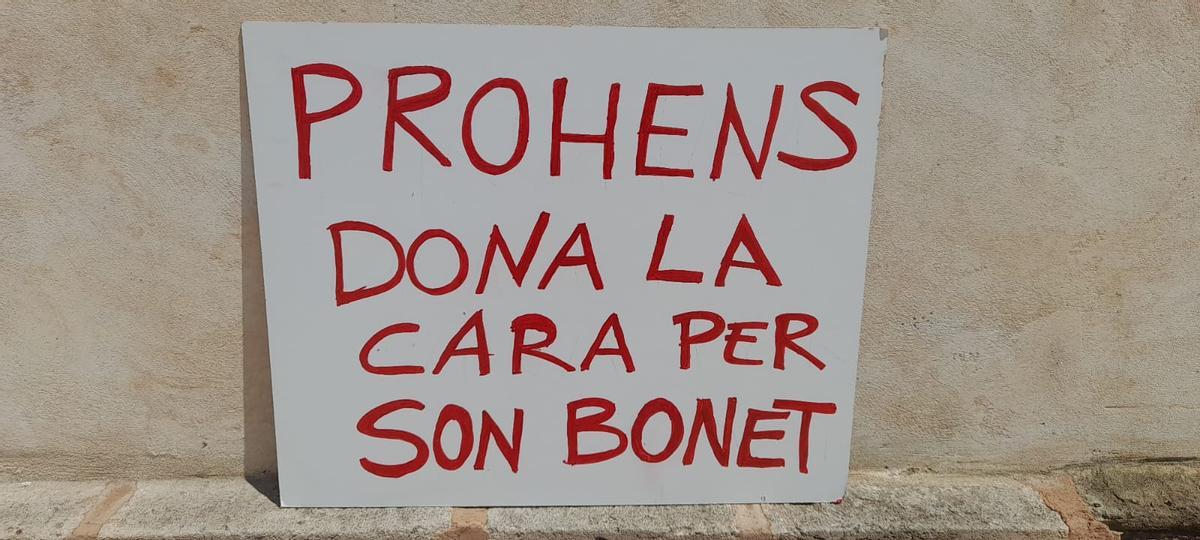 Una de las pancartas.