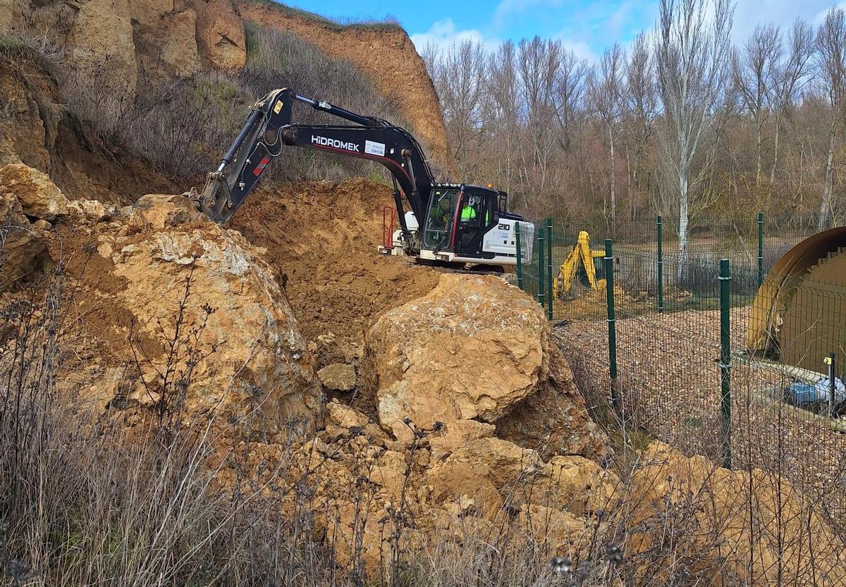 Maquinaria trabajando en la zona de los desprendimientos en Castrogonzalo.
