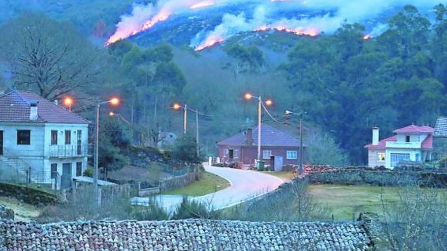 Imagen del incendio que afectó el pasado domingo a la aldea de O Carreiro, en A Lama. // FdV