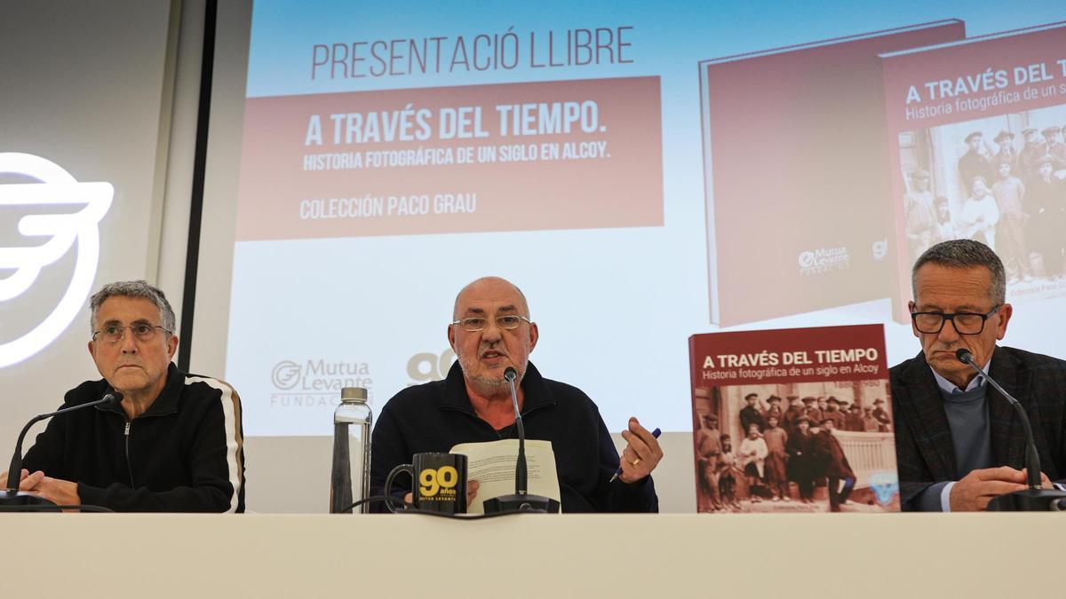 Paco Grau reúne en un libro doscientas imágenes de su colección