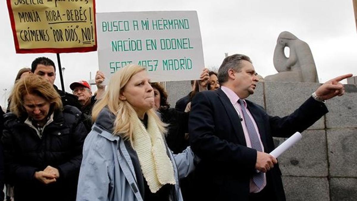 Purificación Betegón y su abogado, ante los juzgados de Madrid.