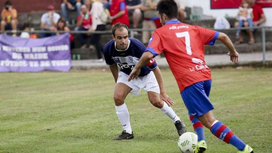 Pablo Martínez trata de encarar a Guaya en el duelo ante el Marino de Luanco.