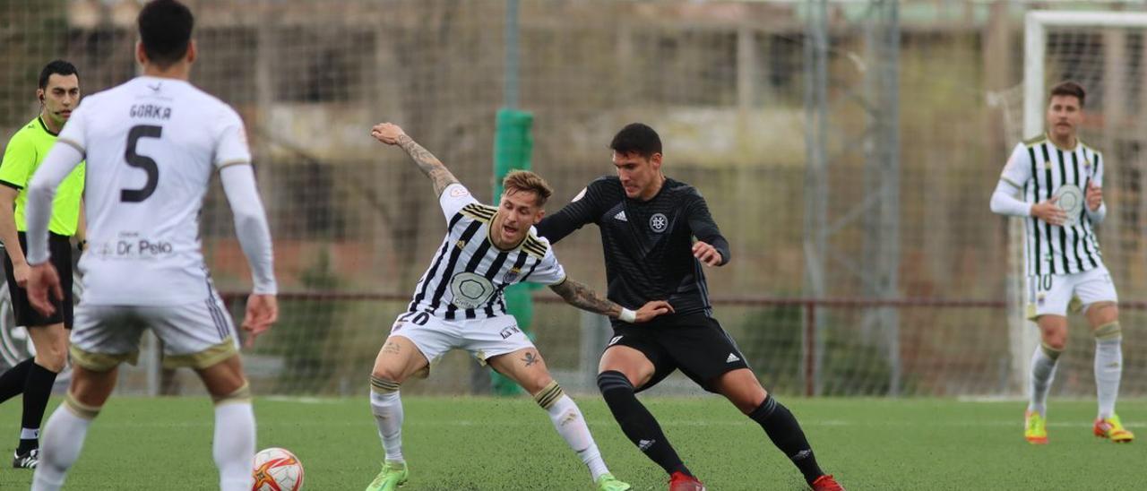 Isi Gómez protege un balón durante un encuentro de la pasada temporada, con el Badajoz.