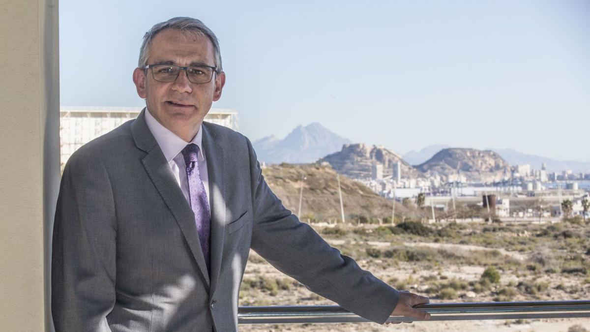 El director general de Red.es, Alberto Martínez Lacambra, ayer, en Alicante. | PILAR CORTÉS