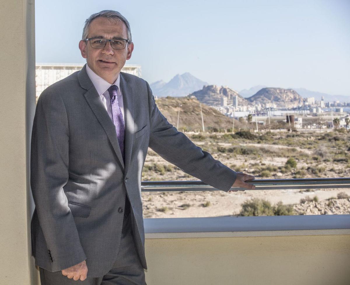 El director general de Red.es, Alberto Martínez Lacambra, ayer, en Alicante. | PILAR CORTÉS