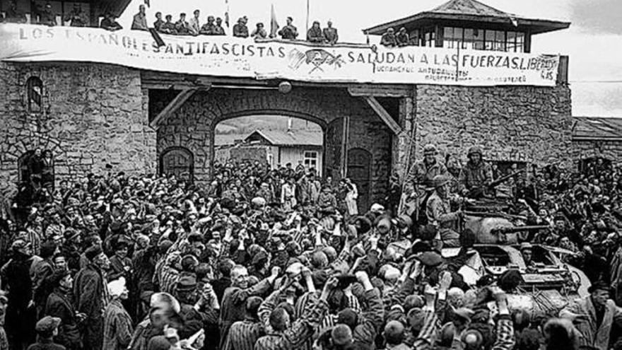 Los españoles presos en Mauthausen y Gusen recibieron con una pancarta a las tropas aliadas en 1945.