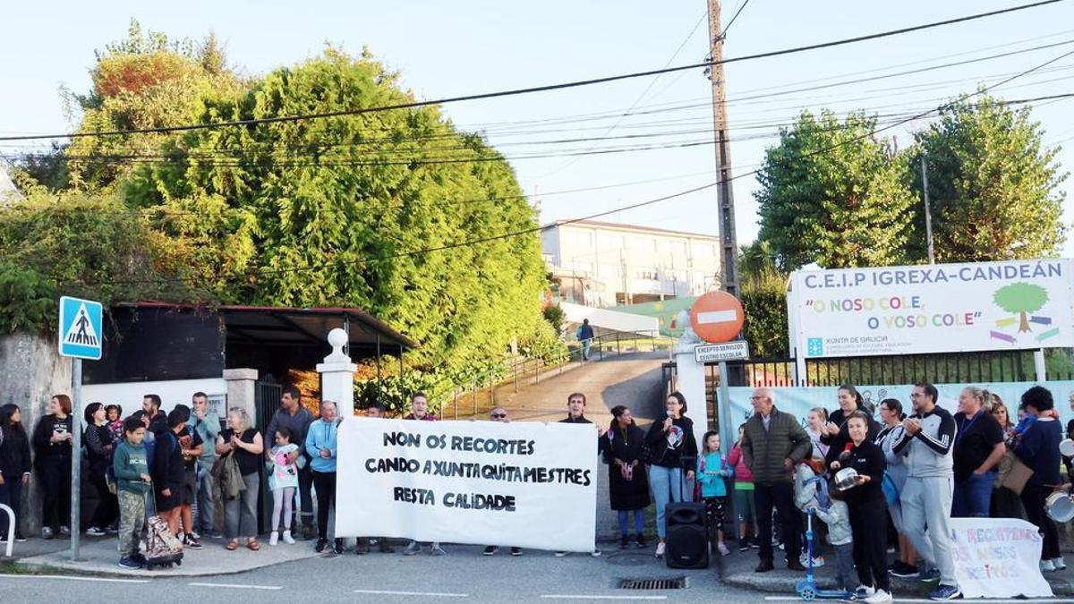 Concentración de los padres del CEIP Igrexa-Candeán, por el recorte de profesorado.