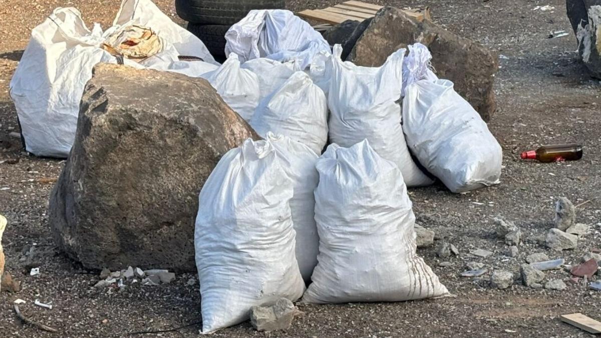 Un vecino de Arrecife se enfrenta a una elevada sanción por depositar sacas de escombros junto a contenedores de basura
