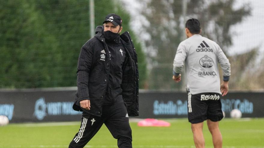 Eduardo Coudet sigue las evoluciones de sus futbolistas durante el entrenamiento celebrado el pasado sábado en A Madroa.