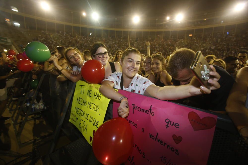 Un momento del concierto  de Alborán en la Plaza de Toros de Alicante.