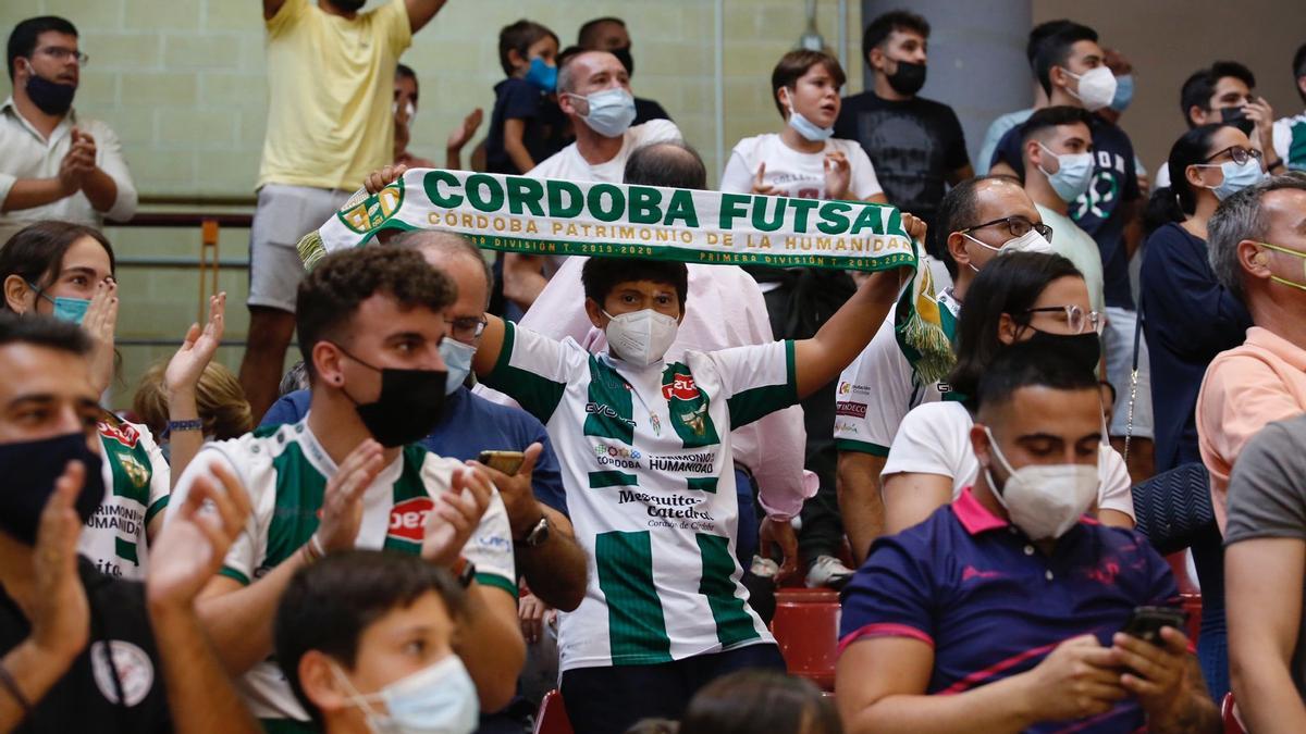 Aficionados del Córdoba Futsal en el estreno del equipo esta temporada en el Palacio Vista Alegre.