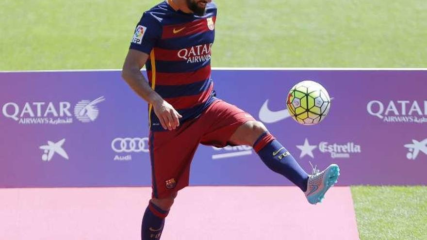 Arda Turan, durante su presentación en el Camp Nou.