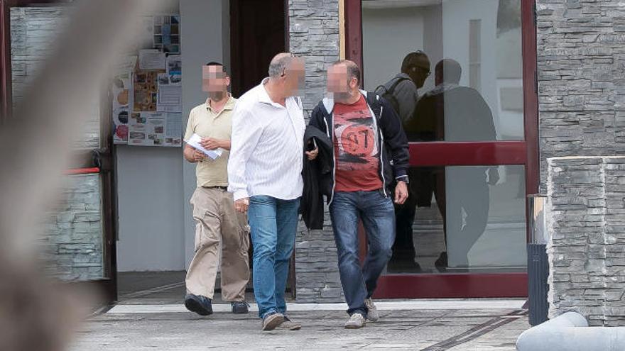 En primer término, los dos agentes de la Guardia Civil tras abandonar el Ayuntamiento de La Oliva. Detrás, un ciudadano sin relación con el caso.
