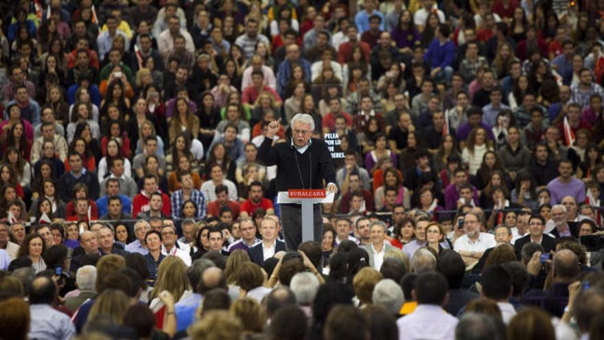 Intervención del expresidente del Gobierno Felipe González durante el mitin que el candidato socialista a la Presidencia del Gobierno, Alfredo Pérez Rubalcaba, ha ofrecido hoy en en pabellón Fuente de San Luís de Valencia, en la tercera jornada de campaña electoral.