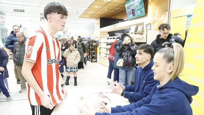 Ferrari y Antía firman autógrafos en el Alimerka de El Molinón