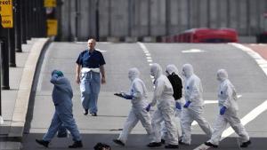 Forenses investigando en el Puente de Londres.