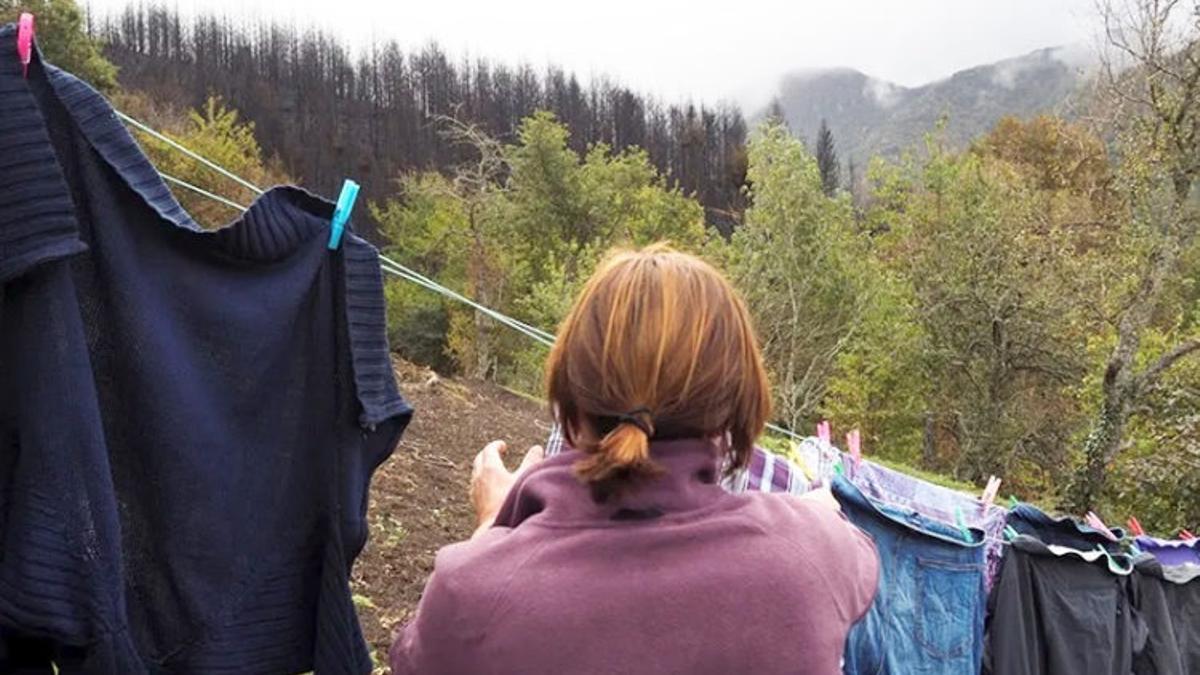 Una dona estén la roba en una imatge d’arxiu.