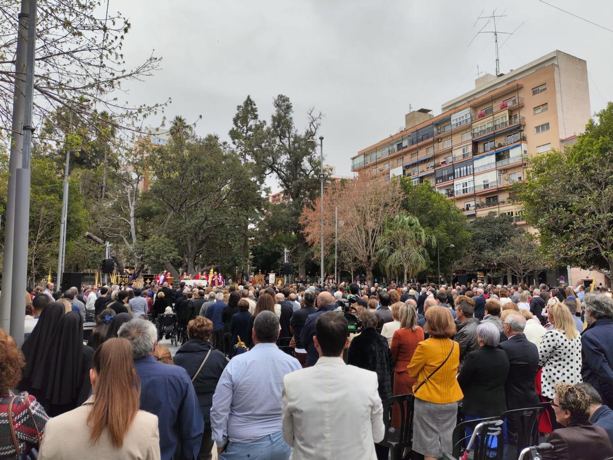 Masiva participación al fin de la procesión del Domingo de Ramos en la glorieta Gabriel Miró de Orihuela