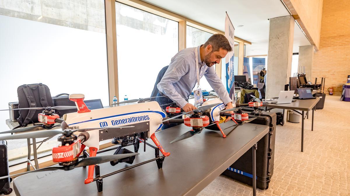 Algunos de los modelos de drones expuestos en el congreso de Benidorm.