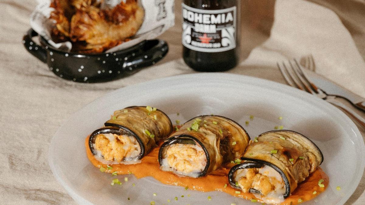 'Roulade' de berenjena con pollo Pota Blava, queso y jamón ibérico de Mesón El Cortijo (El Prat de Llobregat) del menú de de las jornadas gastronómicas de Març Gastronòmic.