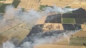 14 dotaciones de Bombers, 3 de ellas aéreas, trabajan en un incendio agrícola cerca del pantano de Seana, en Bellpuig (Lleida)