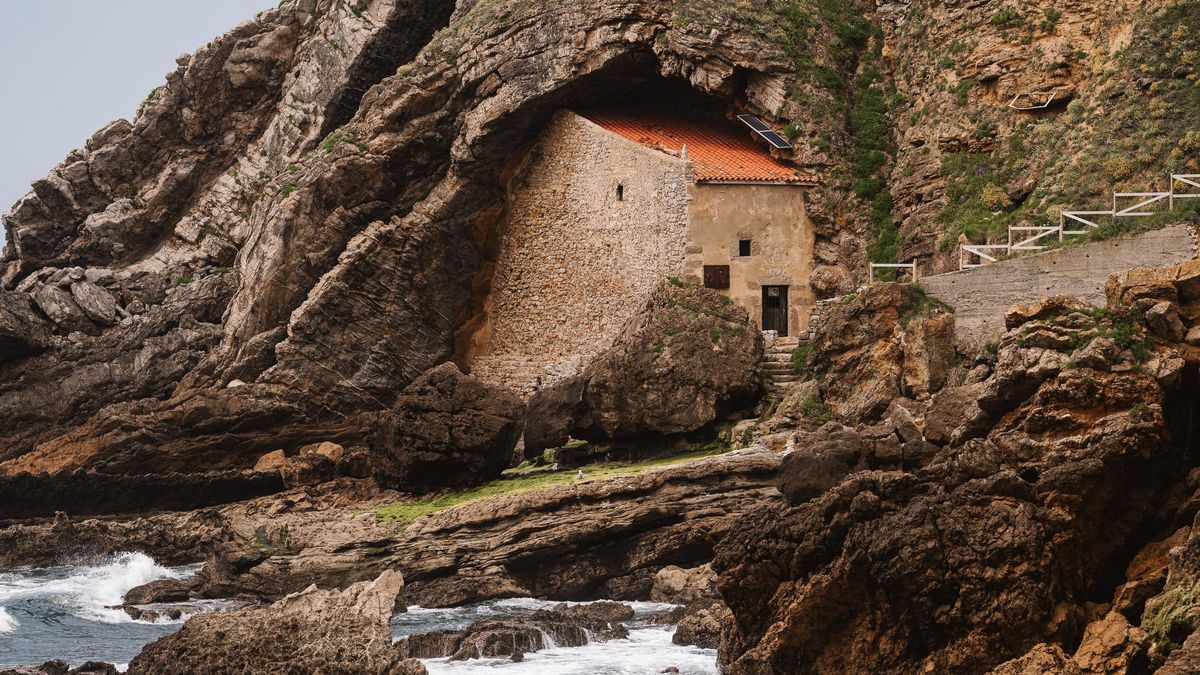 Vista de la ermita de Santa Justa, en Ubiarco, Cantabria.