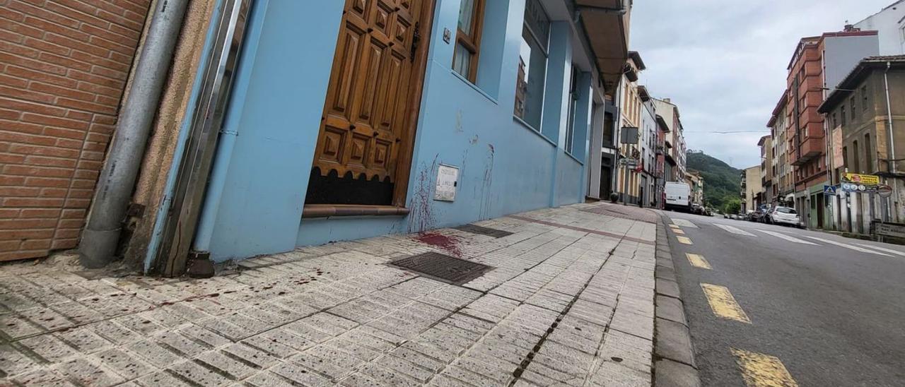 Manchas de sangre de la víctima en la calle Sabino Alonso Fueyo de Lada. | J. V.