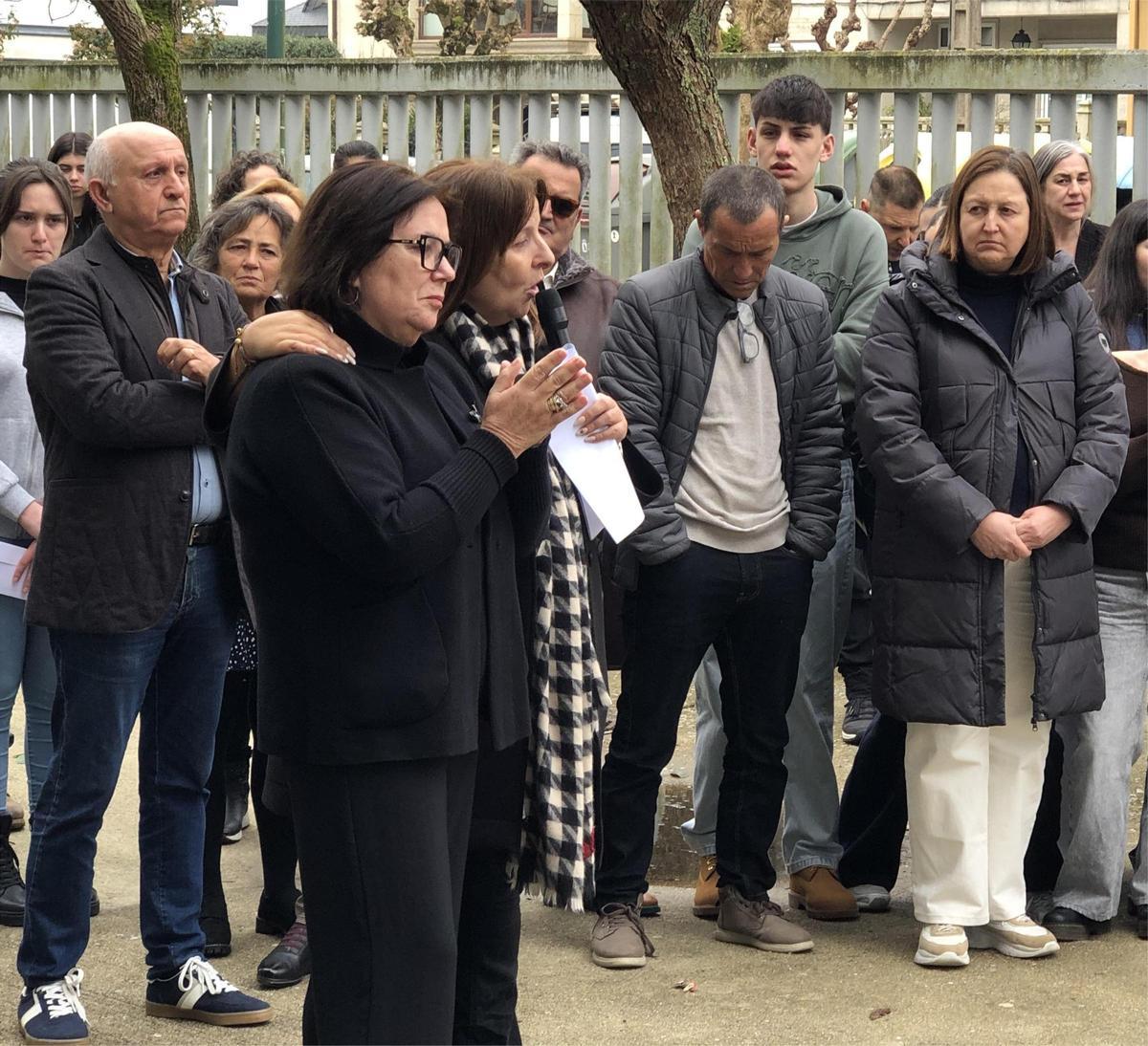 Pura Prado, izquierda, viuda de Olegario Sampedro, en el acto de homenaje celebrado este jueves en el IES Número Uno.