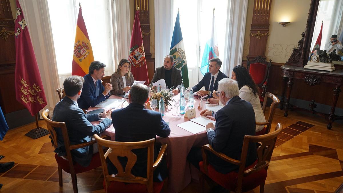 La Comunidad se compromete a gestionar el ferrocarril interurbano entre los municipios del Campo de Cartagena y del Mar Menor