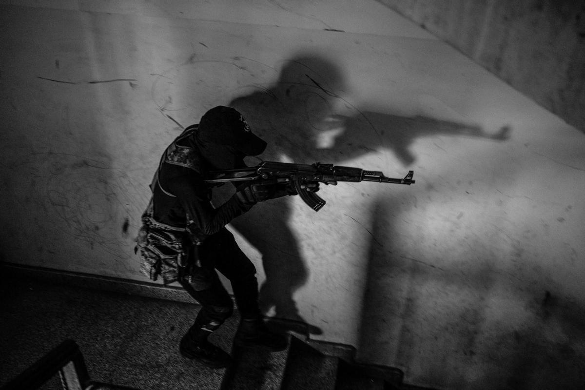 Un soldado desciende por una escalera en la guerra civil de Sudán, en Omdurman.