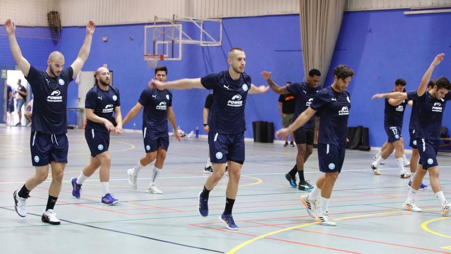 La nueva plantilla del Trasmapi UD Ibiza-HCE se ejercita en el calentamiento del primer entrenamiento de la pretemporada, que arrancó este lunes en Es Pratet.