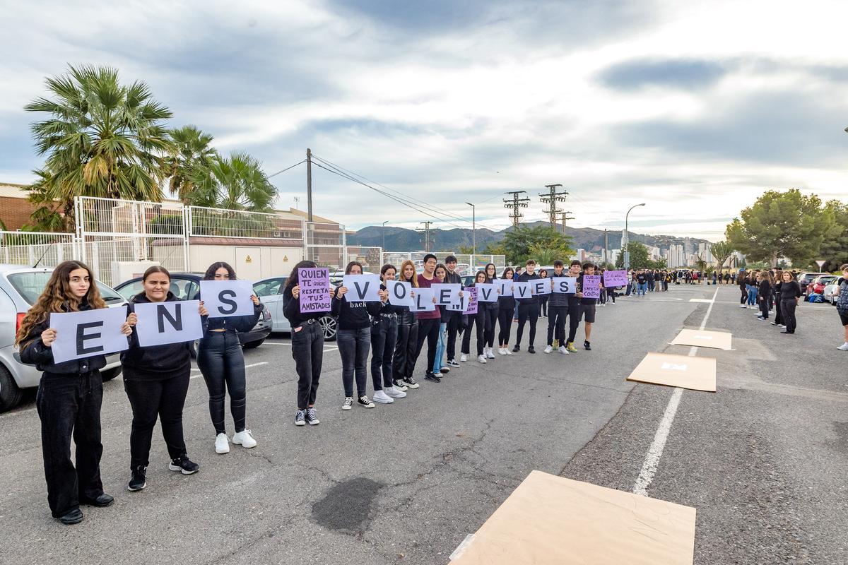 Alumnos de los institutos de Benidorm forman una "Cadena Humana" en la zona escolar del Salt de l'Aigua contra la violencia de género