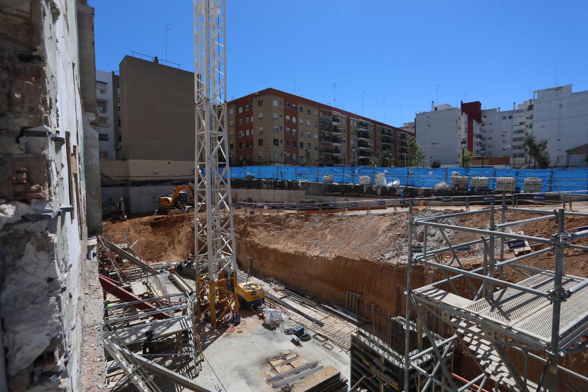 Las obras que avanzan junto al edificio desalojado