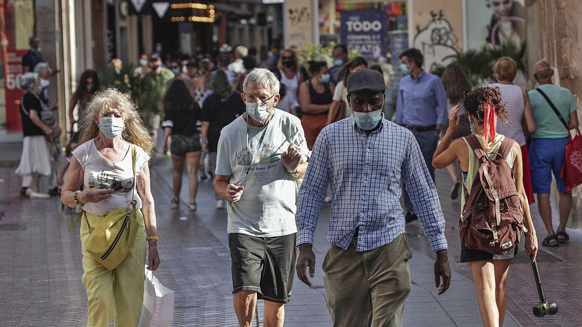 La calle Sant Miquel supera la afluencia de personas que tenía antes de la pandemia