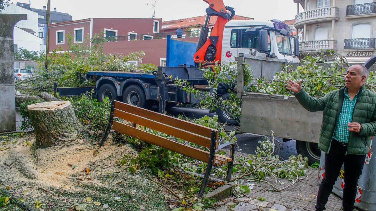 Javier Tourís señala los árboles dañados por &quot;Beatrice&quot; en el Xardín Umbrío