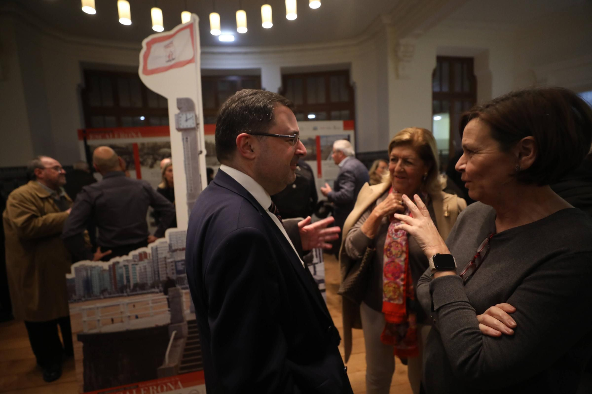 Visitantes en la exposición "Guardianes del tiempo" organizada por LA NUEVA ESPAÑA
