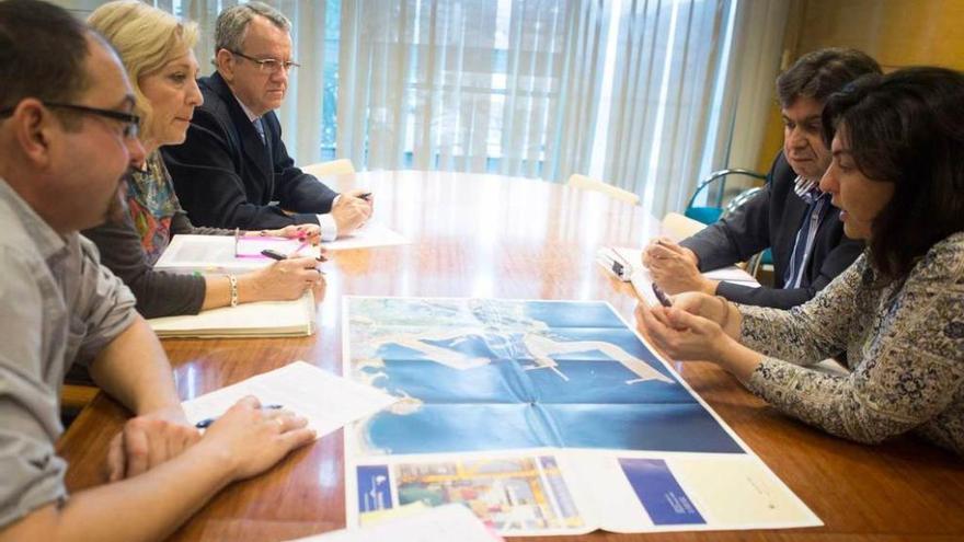 Por la izquierda, José María Méndez, Elena Marañón y Manuel Gutiérrez, frente a Mónica González Arenales y José Manuel del Arco.