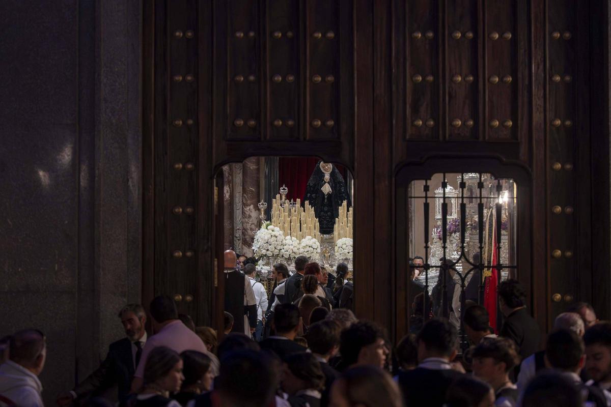 Fotogalería | Miles de fieles acompañan a la Soledad en su procesión más sobria por el Casco Antiguo de Badajoz Fotogalería | Miles de fieles acompañan a la Soledad en su procesión más sobria por el Casco Antiguo de Badajoz