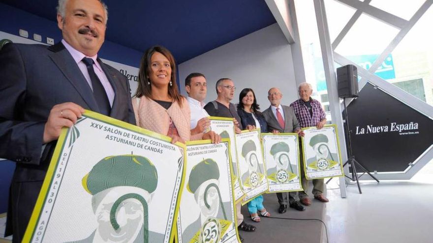 presentación. De izquierda a derecha, Alain Fernández, director del Teatro Prendes; Lucía Villaveirán, representante de la Cadena Ser; Gabriel Rodríguez, concejal de Cultura de Carreño; José Ramón López, presidente de la Federación de Teatro Amateur Asturiano (FETEAS); Amelia Fernández, alcaldesa de Carreño; Jesús Menéndez, premio &quot;Aurora&quot; de honor de 2014; y Eladio Sánchez, director de la Compañía Asturiana de Comedias.