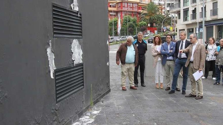 Alcalde y conselleiro observan el estado del edificio policial. // I.Osorio