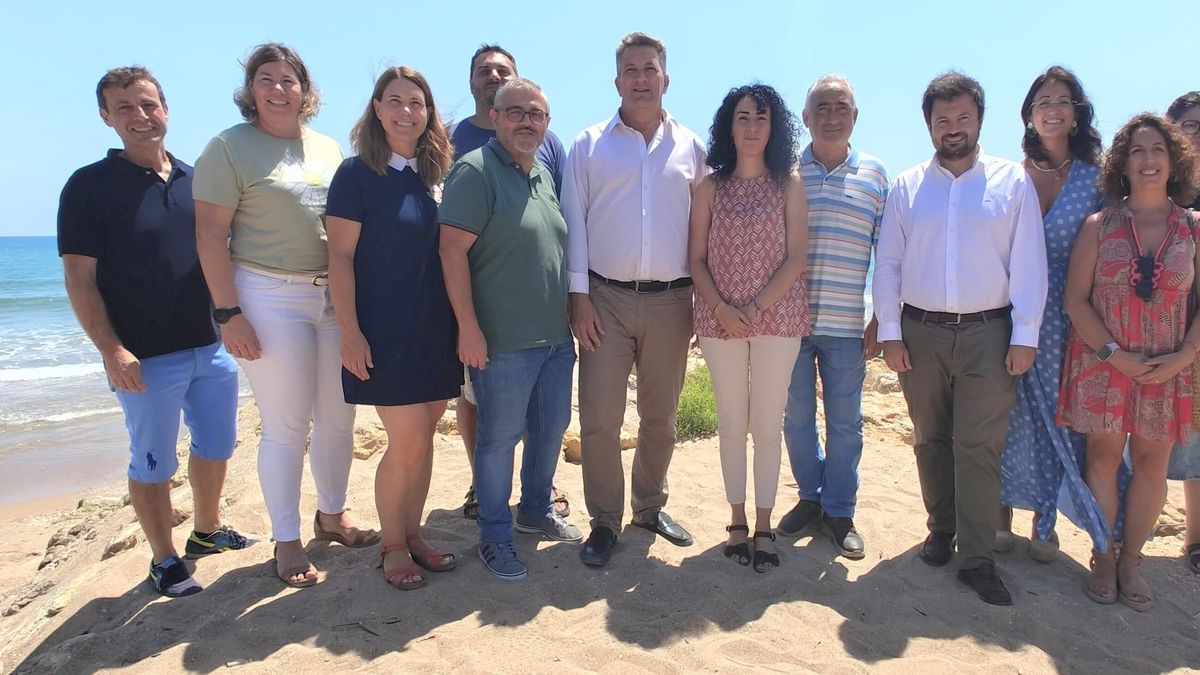 El conseller, Vicente Martínez Mus, junto a la alcaldesa, Lara Romero, y el resto de ediles tanto del Gobierno local como de la oposición